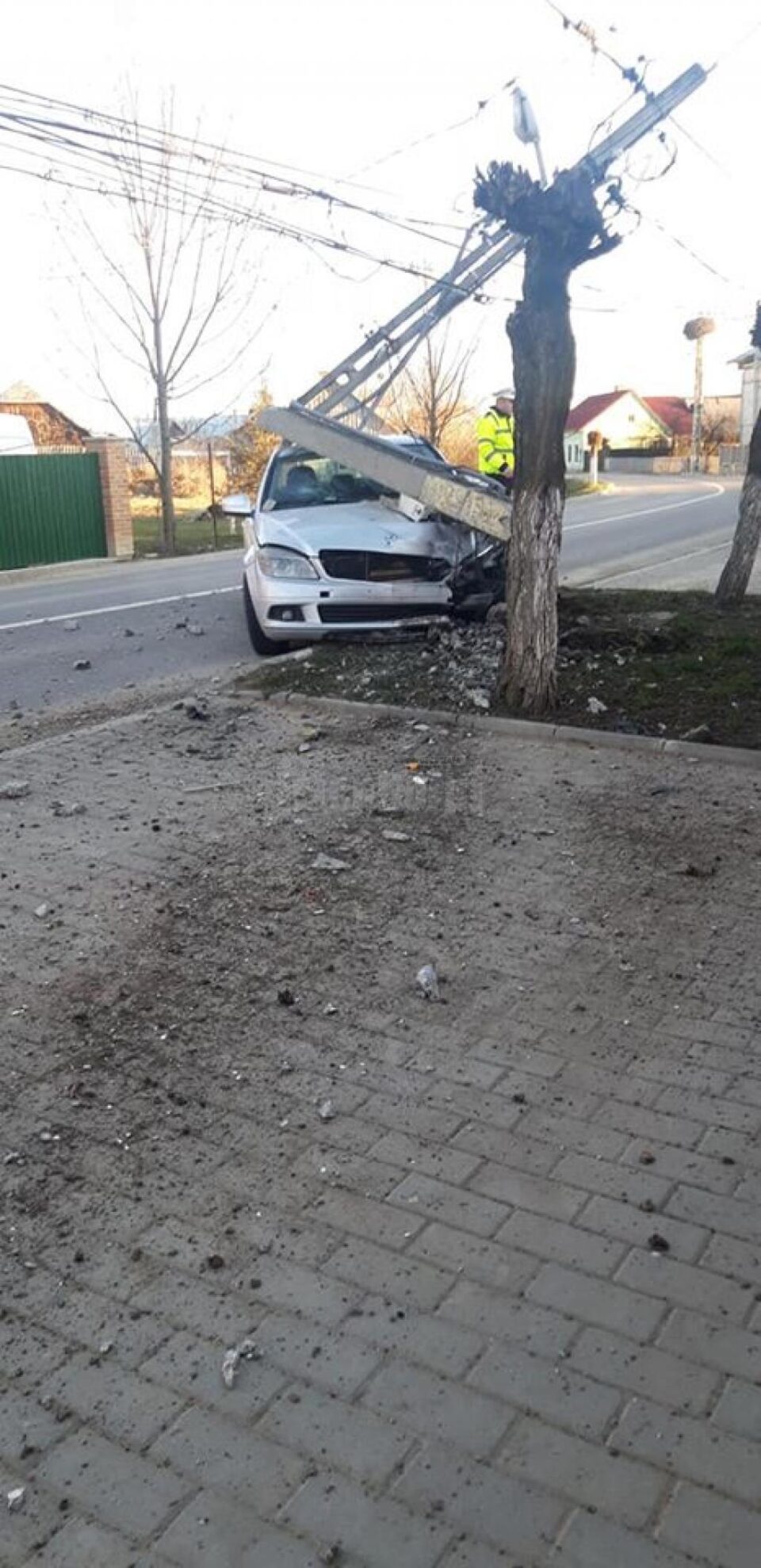 Stâlpul de beton a fost rupt în trei