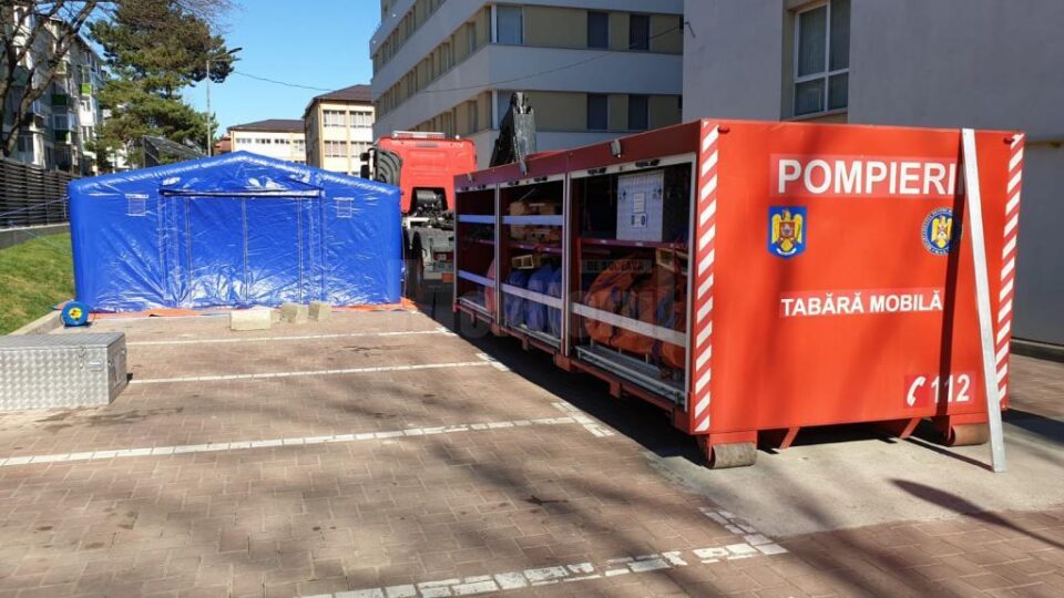 La Spitalul de Urgență Suceava, triajul pacienților se face în corturi amplasate în curtea unității medicale