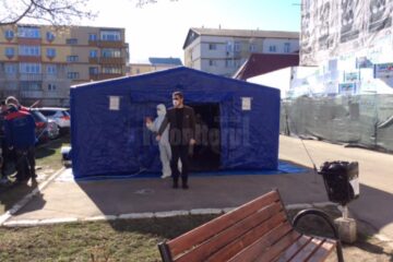 Corturi pentru triajul pacienților la porțile spitalului rădăuțean