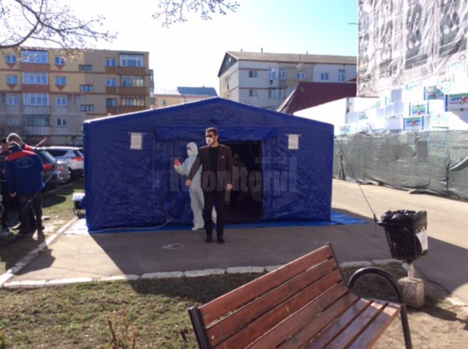 Corturi pentru triajul pacienților la porțile spitalului rădăuțean