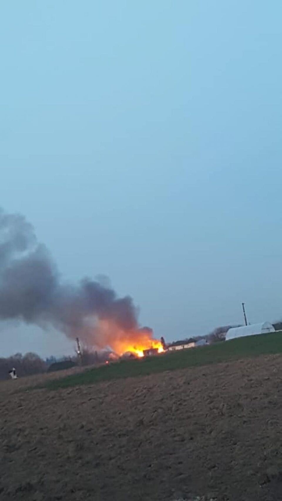 Pompierii, puși la încercare de un incendiu extins la trei locuințe