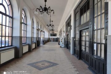 Holul principal al gării, duminica la prânz