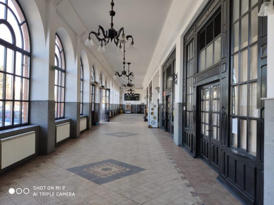 Holul principal al gării, duminica la prânz