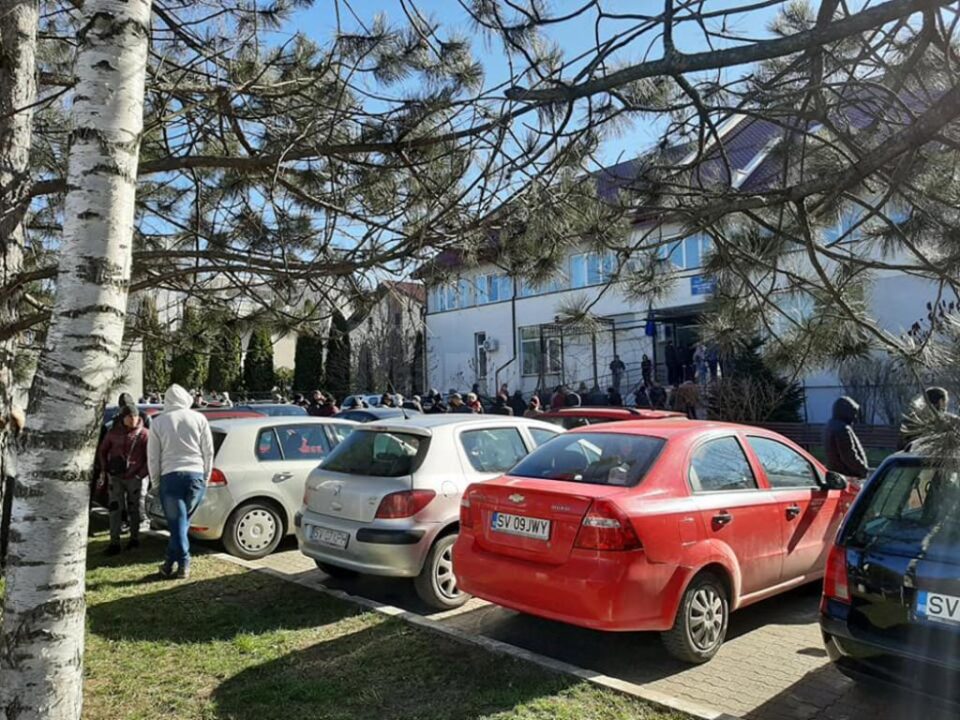 Sute de suceveni au luat cu asalt Casa de Pensii Suceava. Instituția a decis măsuri pentru restricționarea accesului publicului