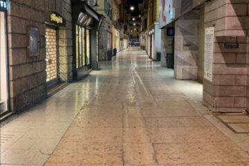 Via Mazzini, o stradă pietonală care de obicei este foarte aglomerată