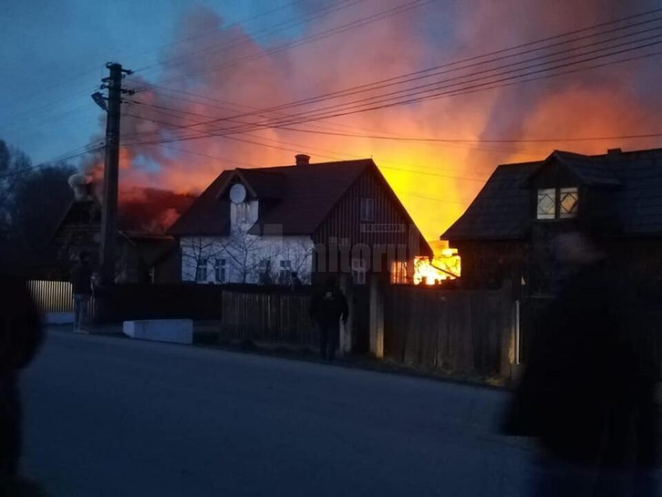 Pompierii, puși la încercare de un incendiu extins la trei locuințe
