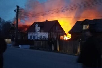 Pompierii, puși la încercare de un incendiu extins la trei locuințe