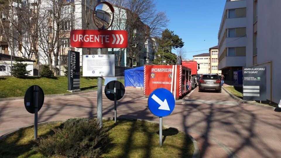 La Spitalul de Urgență Suceava, triajul pacienților se face în corturi amplasate în curtea unității medicale