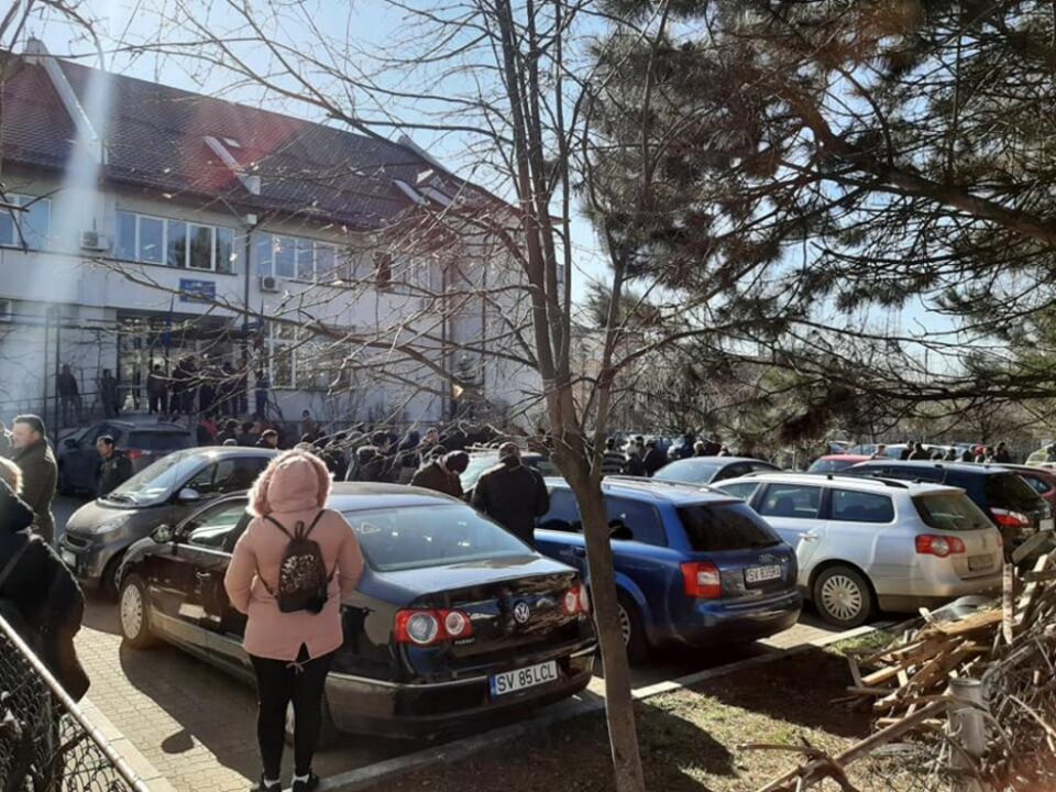 Câteva sute de suceveni au așteptat, ieri, la Casa de Pensii Suceava eliberarea documentelor de care aveau nevoie