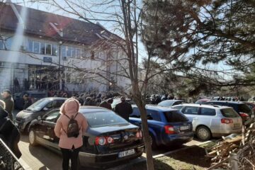 Câteva sute de suceveni au așteptat, ieri, la Casa de Pensii Suceava eliberarea documentelor de care aveau nevoie