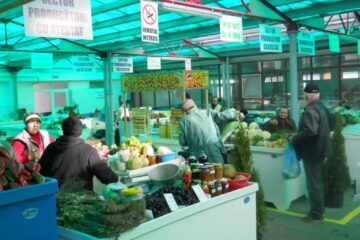 Mască și mănuși de protecție, obligatorii pentru vânzătorii din piețele agroalimentare din Suceava