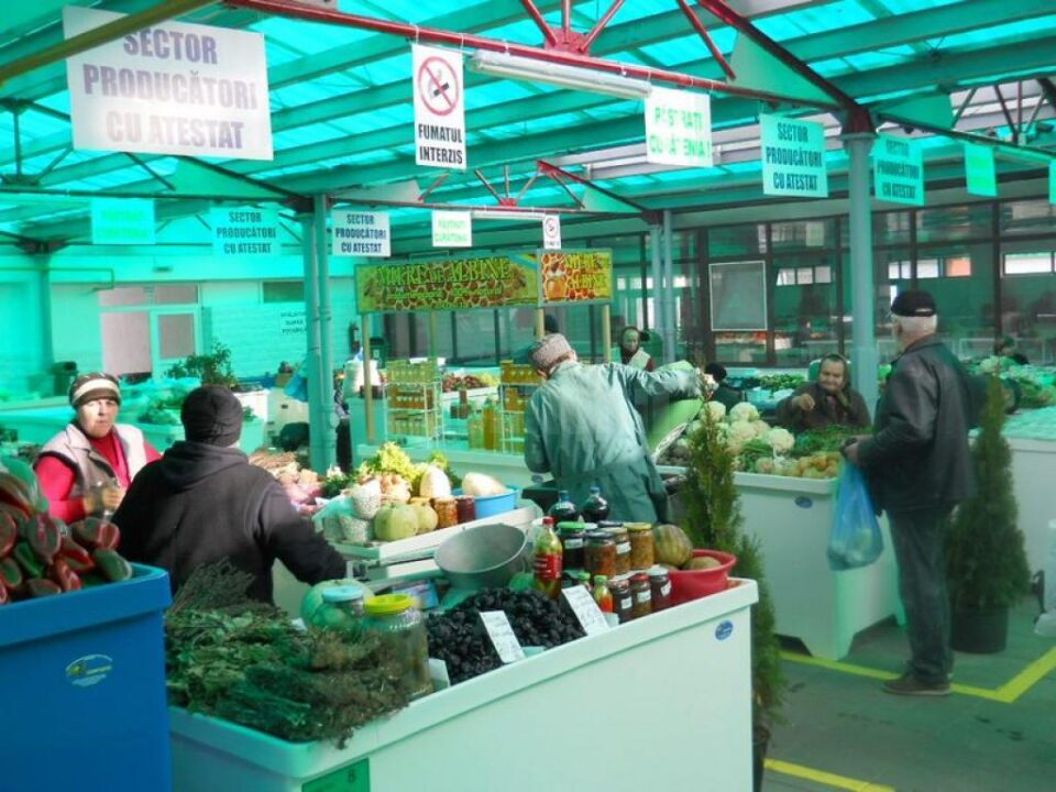 Mască și mănuși de protecție, obligatorii pentru vânzătorii din piețele agroalimentare din Suceava Mască și mănuși de protecție, obligatorii pentru vânzătorii din piețele agroalimentare din Suceava