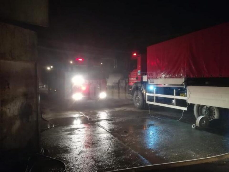 Hală de la fabrica de mobilă din Rădăuți, cuprinsă un incendiu provocat intenționat
