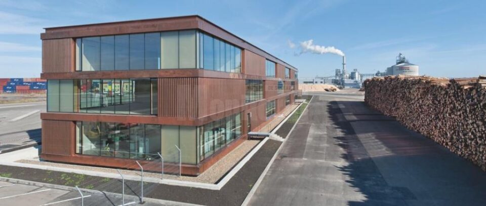 EGGER, care are o fabrică cu 900 de angajați la Rădăuți, a suspendat total relațiile comerciale cu un furnizor de material lemnos, ca urmare a sesizării unui transport suspect