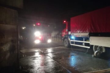 Incendiul a cuprins acoperisul fostei centrale si resturile de lemn din hala