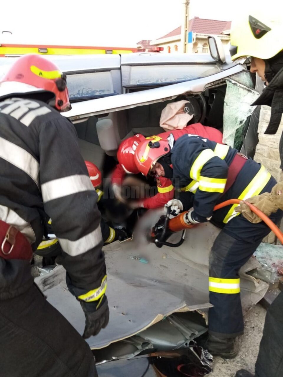 Un mort și doi răniți, după ce o mașină a intrat într-un cap de pod