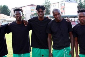 Cei cinci fotbaliști camerunezi legitimați la Șomuz. Foto: Cronica de Fălticeni
