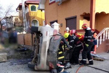 Un mort și doi răniți, după ce o mașină a intrat într-un cap de pod