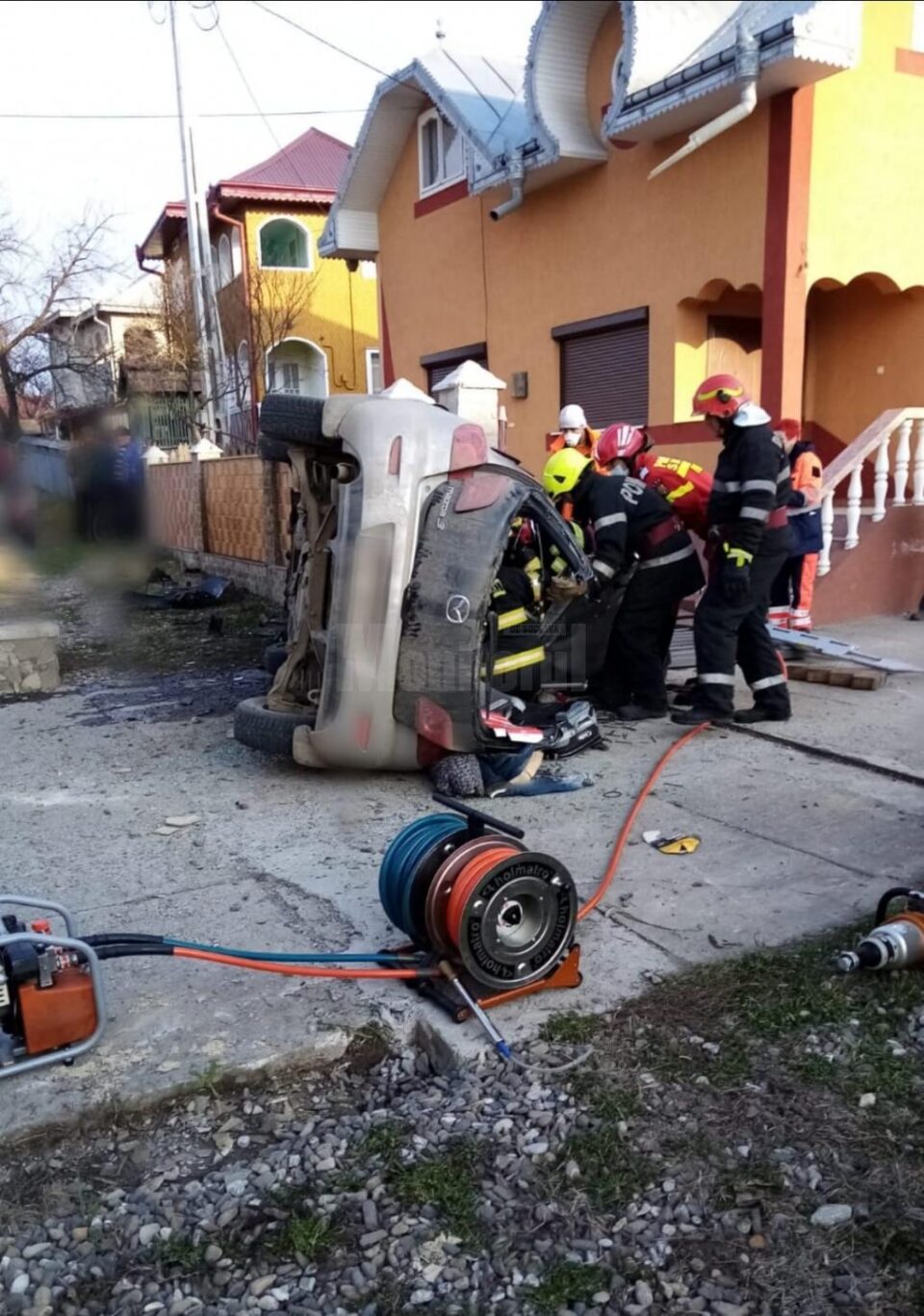 Un mort și doi răniți, după ce o mașină a intrat într-un cap de pod