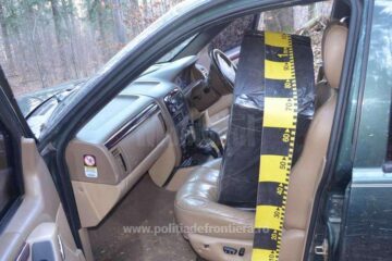 În interiorul mașinii au fost găsite mai multe colete care conțineau 8.960 de pachete țigări de proveniență ucraineană