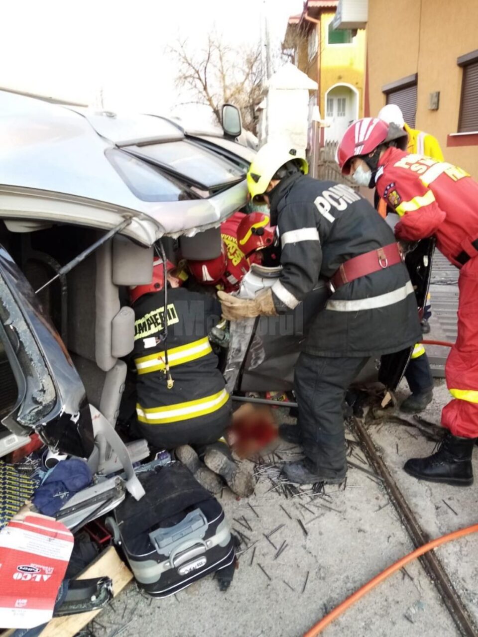 Un mort și doi răniți, după ce o mașină a intrat într-un cap de pod