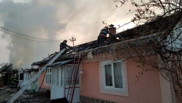 Incendiu extins la două gospodării la Adâncata. Un bărbat disperat să stingă focul a suferit arsuri