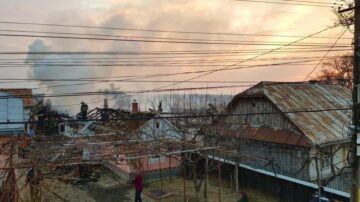 Incendiu extins la două gospodării la Adâncata. Un bărbat disperat să stingă focul a suferit arsuri