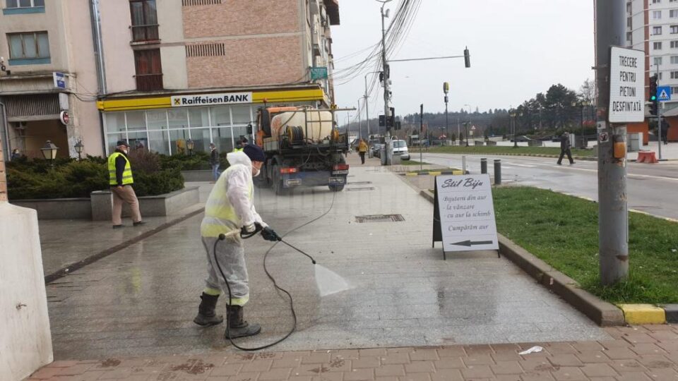 Ample acțiuni de dezinfecție în locurile publice din municipiul Suceava 3