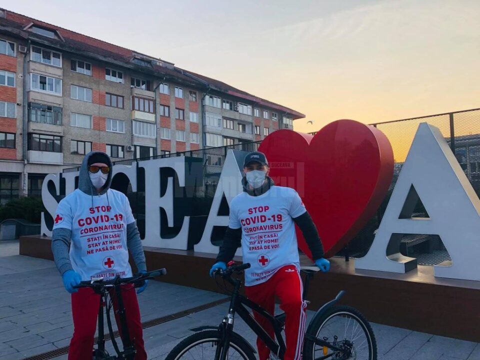 Cu măști de protecție și mănuși, pe bicicletă prin Suceava, pentru a-i trimite pe cei de pe străzi la casele lor