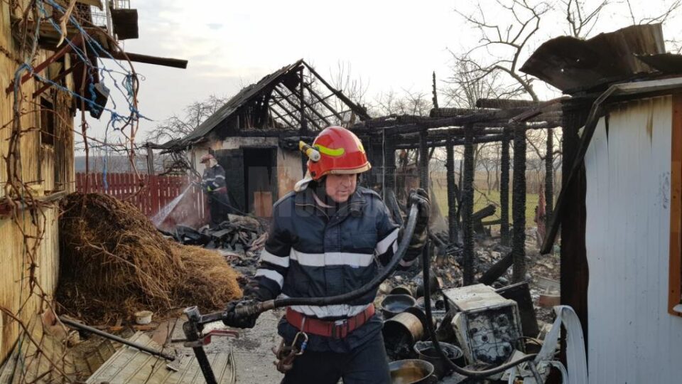 Focul a fost stins după aproape trei ore de muncă a pompierilor Focul a fost stins după aproape trei ore de muncă a pompierilor