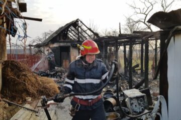 Focul a fost stins după aproape trei ore de muncă a pompierilor