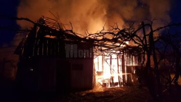 Incendiu extins la două gospodării la Adâncata. Un bărbat disperat să stingă focul a suferit arsuri