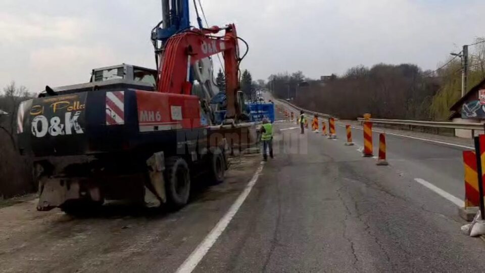 Au fost reluate lucrările în zona cu alunecări de pe DN 17, la Ilișești