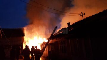 Incendiu extins la două gospodării la Adâncata. Un bărbat disperat să stingă focul a suferit arsuri