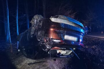 Mașina s-a răsturnat în pădure