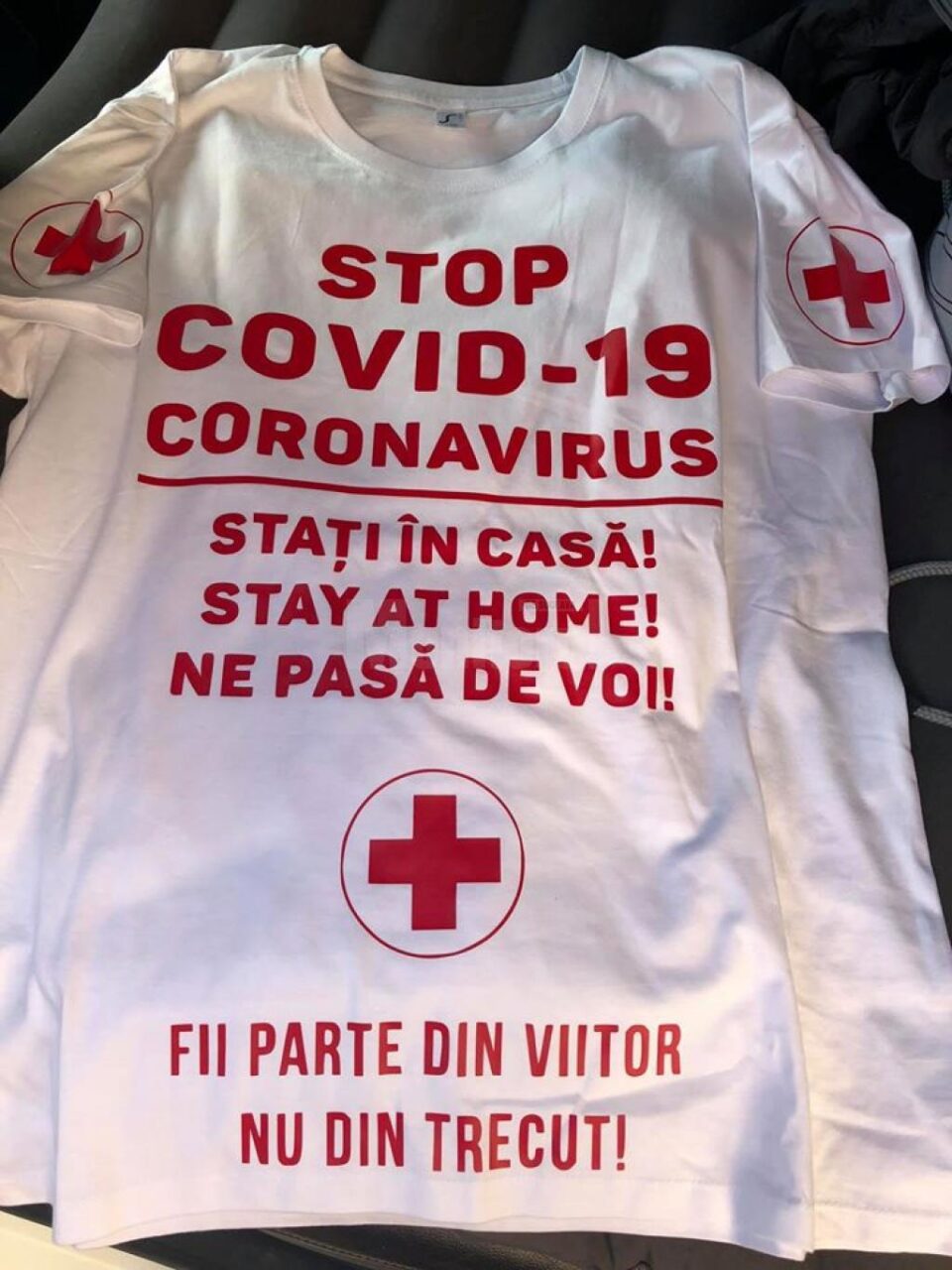 Cu măști de protecție și mănuși, pe bicicletă prin Suceava, pentru a-i trimite pe cei de pe străzi la casele lor