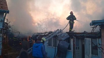 Incendiu extins la două gospodării la Adâncata. Un bărbat disperat să stingă focul a suferit arsuri
