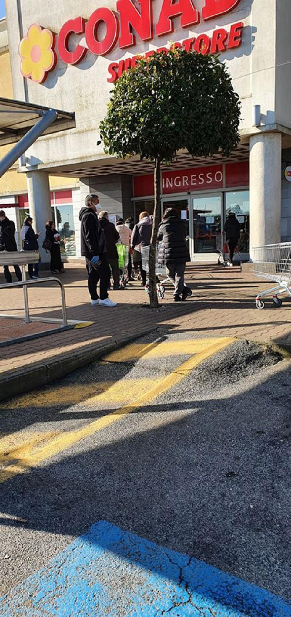 Într-un magazin precum cel din Kaufland au voie 6-8 persoane. Iese una, intră alta