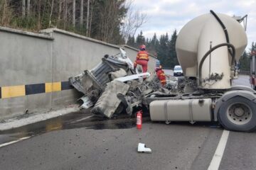 Un autotren s-a zdrobit de un parapet, pe Mestecăniș
