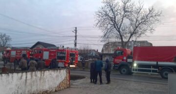 Incendiu extins la două gospodării la Adâncata. Un bărbat disperat să stingă focul a suferit arsuri