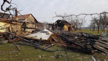 Incendiu extins la două gospodării la Adâncata. Un bărbat disperat să stingă focul a suferit arsuri