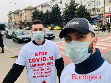 Cu măști de protecție și mănuși, pe bicicletă prin Suceava, pentru a-i trimite pe cei de pe străzi la casele lor