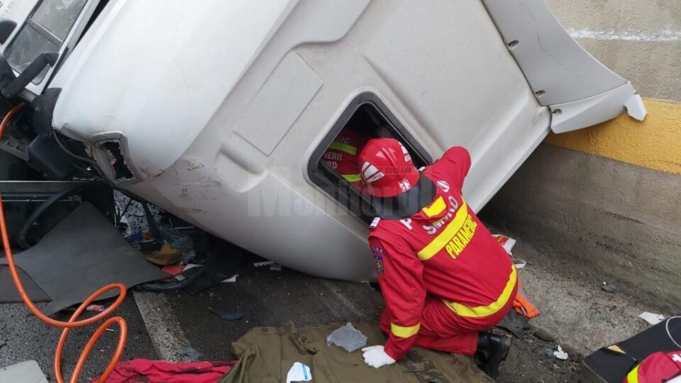 Un autotren s-a zdrobit de un parapet, pe Mestecăniș