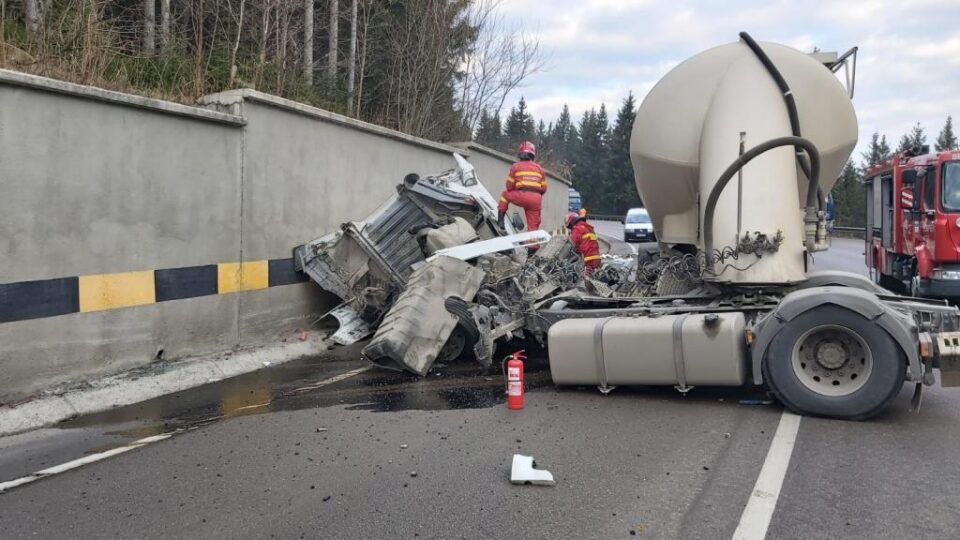 Un autotren s-a zdrobit de un parapet, pe Mestecăniș