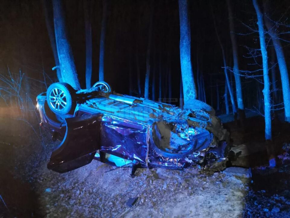 Mașina s-a răsturnat la marginea pădurii dintre Adâncata și Suceava