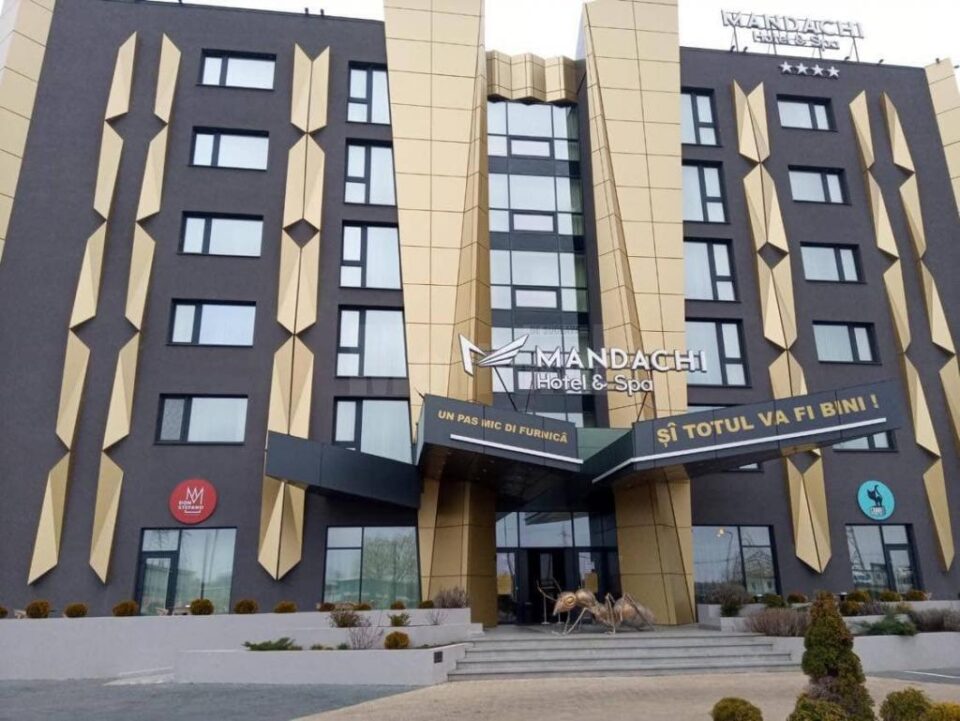 Hotelul Mandachi din Suceava, gratuit la dispoziția cadrelor medicale, care nu vor să meargă acasă de teamă să nu-și infecteze familiile
