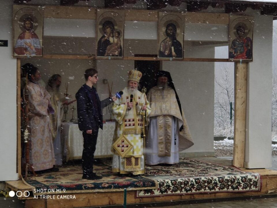 Slujba s-a ținut și în curtea sediului Arhiepiscopiei