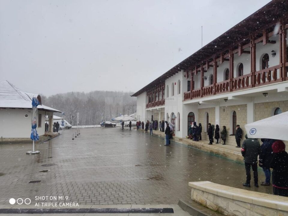 Credincioși adunați la slujbă