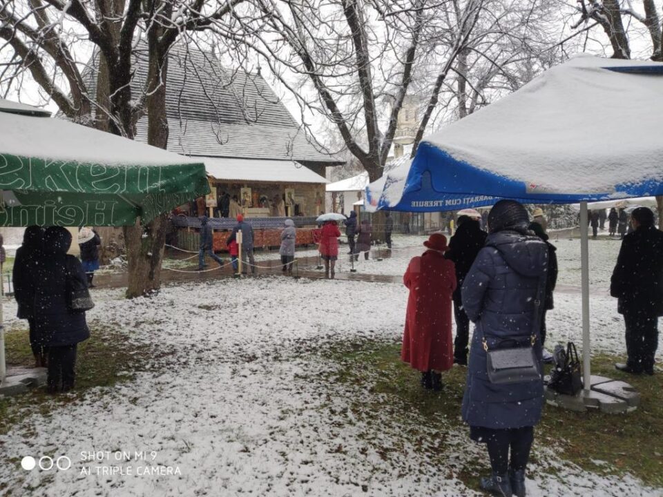 Slujba din curtea mănăstirii