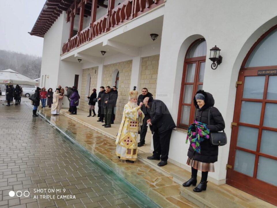 IPS Pimen, miruindu-i pe credincioși după slujba ținută în condiții foarte grele